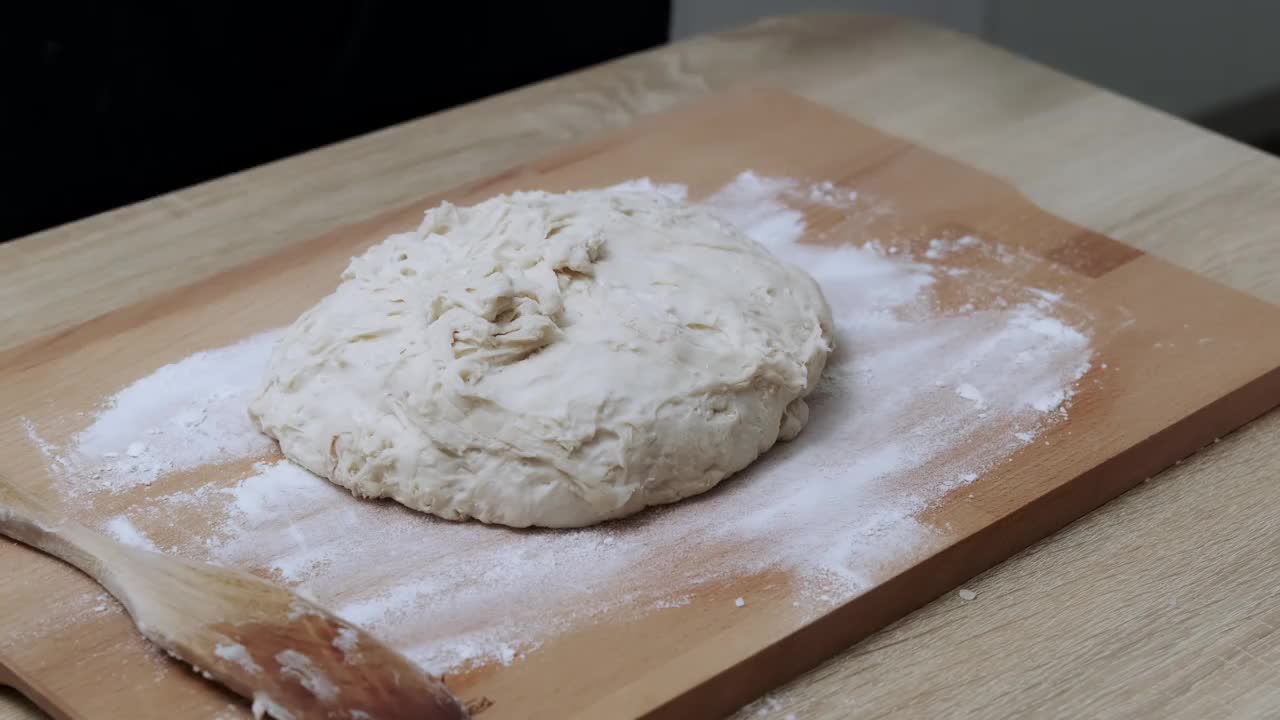 家庭厨师用手揉面，烤出美味的自制面包。视频素材