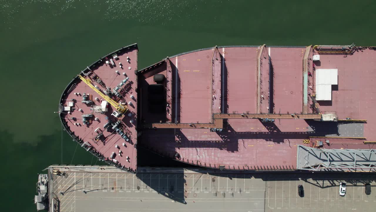 集装箱船在码头的酷酷对称的头顶，4K无人机拍摄。视频素材