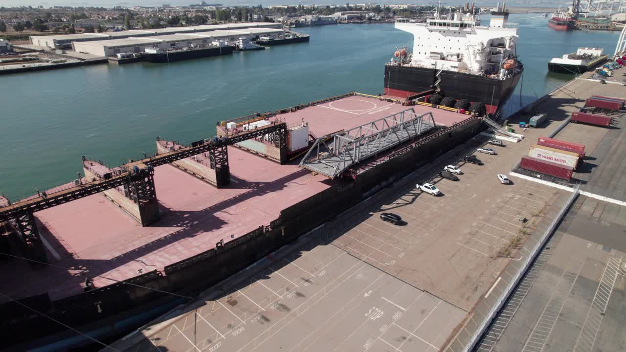 美国海军约翰·格伦号，集装箱船停靠在奥克兰河口视频素材