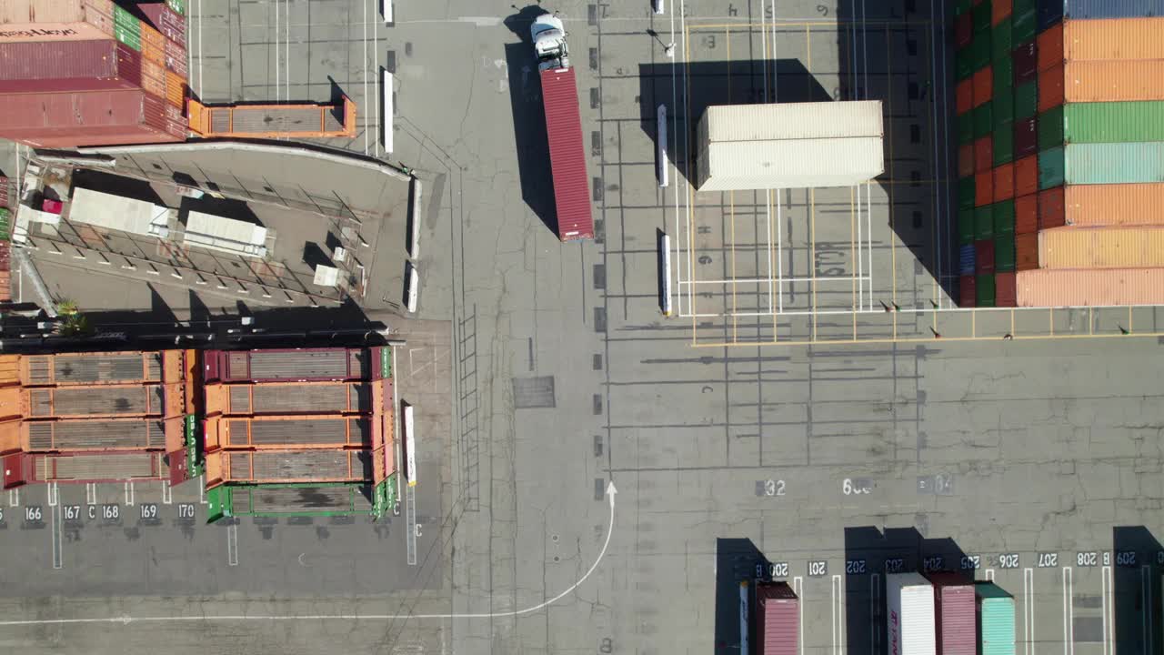 多式联运集装箱堆场运输卡车的高架，4K天线视频素材