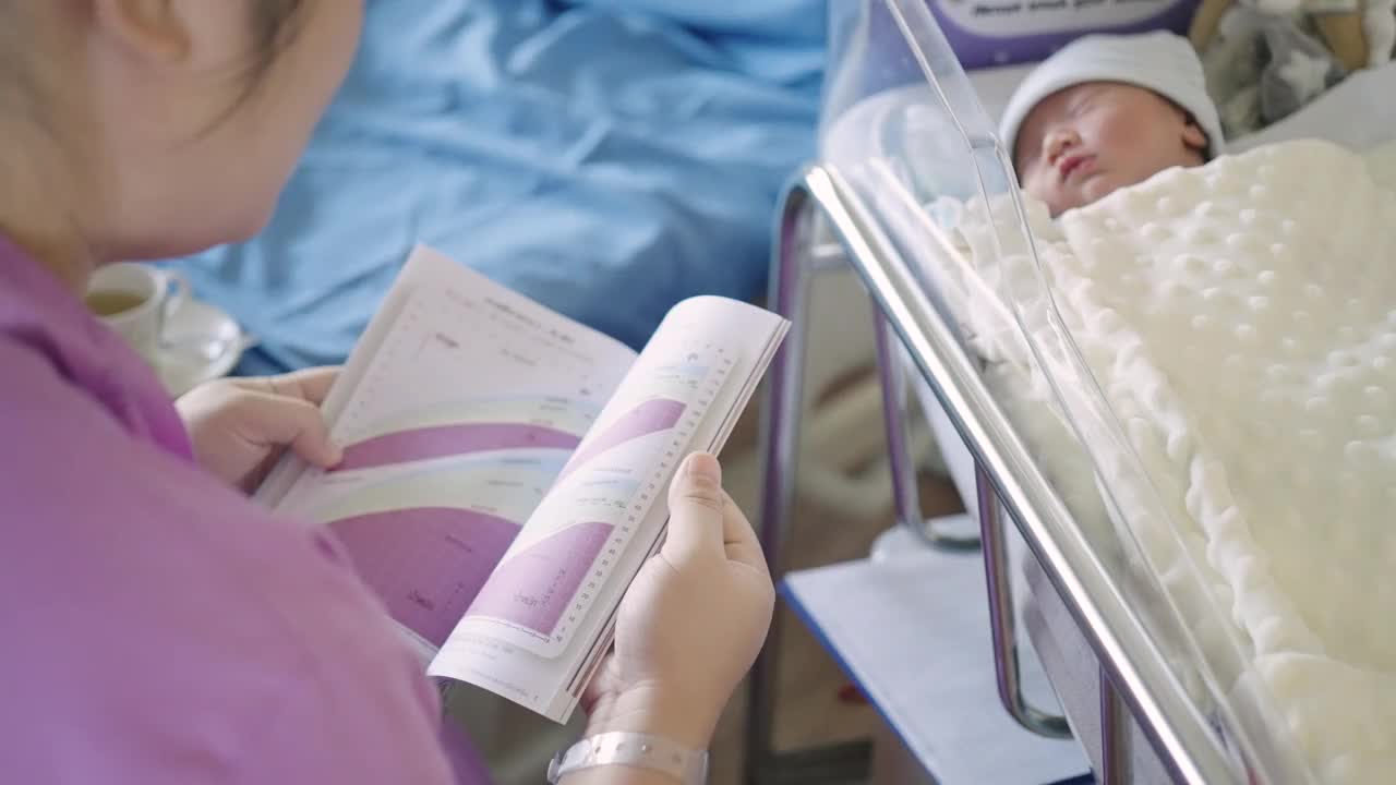 新生儿和母亲在医院视频素材