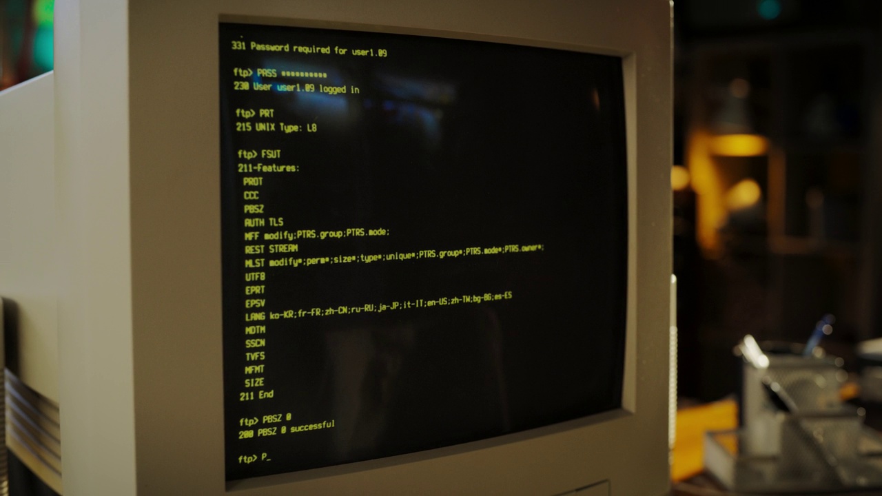 在复古车库的软件开发人员的办公桌上的旧台式电脑的特写镜头。日期PC已打开操作系统终端，屏幕上提示运行，代码运行成功。视频下载