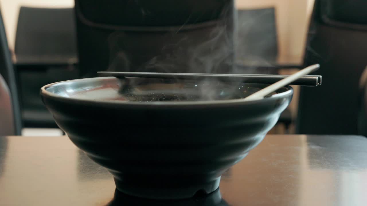 热腾腾的泰式牛肉面，黑色的碗里有白烟。视频下载