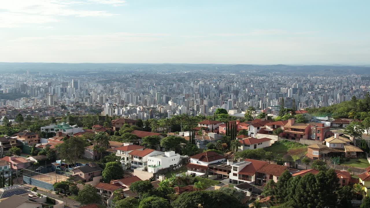 巴西米纳斯吉拉斯州首府贝洛奥里藏特的无人机视差视图视频素材