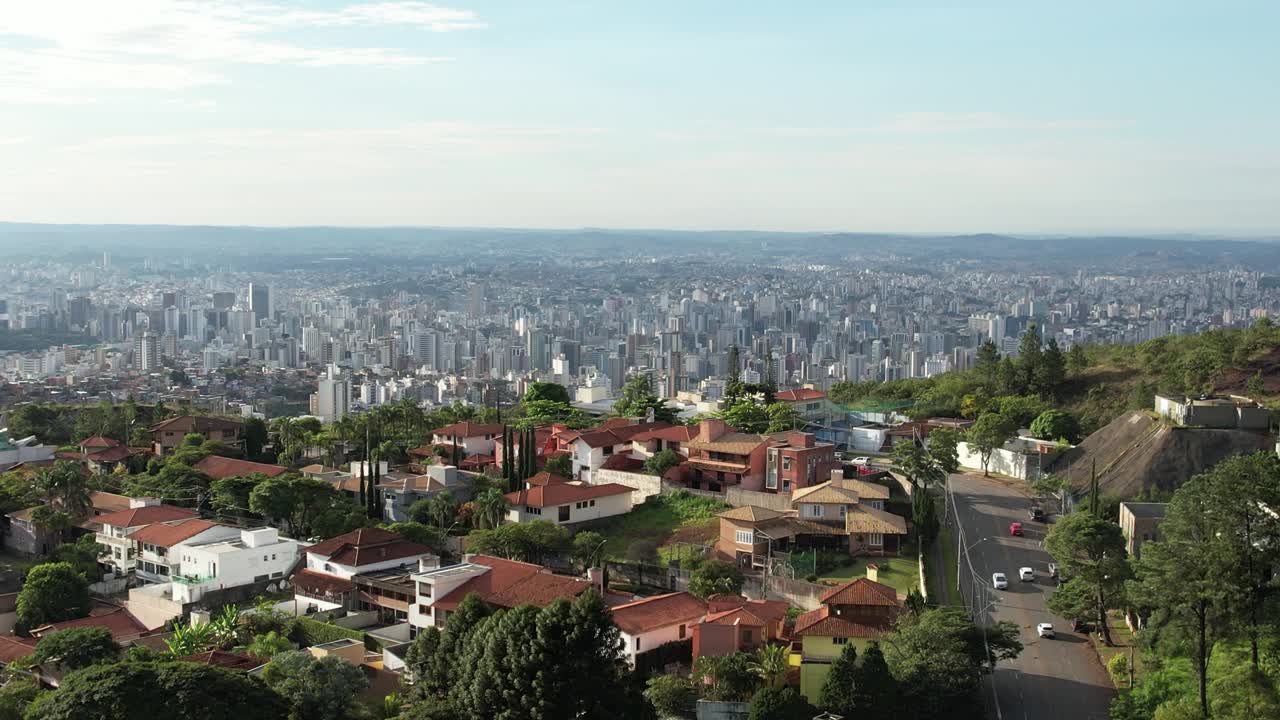 无人机视差视图贝洛奥里藏特，米纳斯吉拉斯州在巴西视频素材
