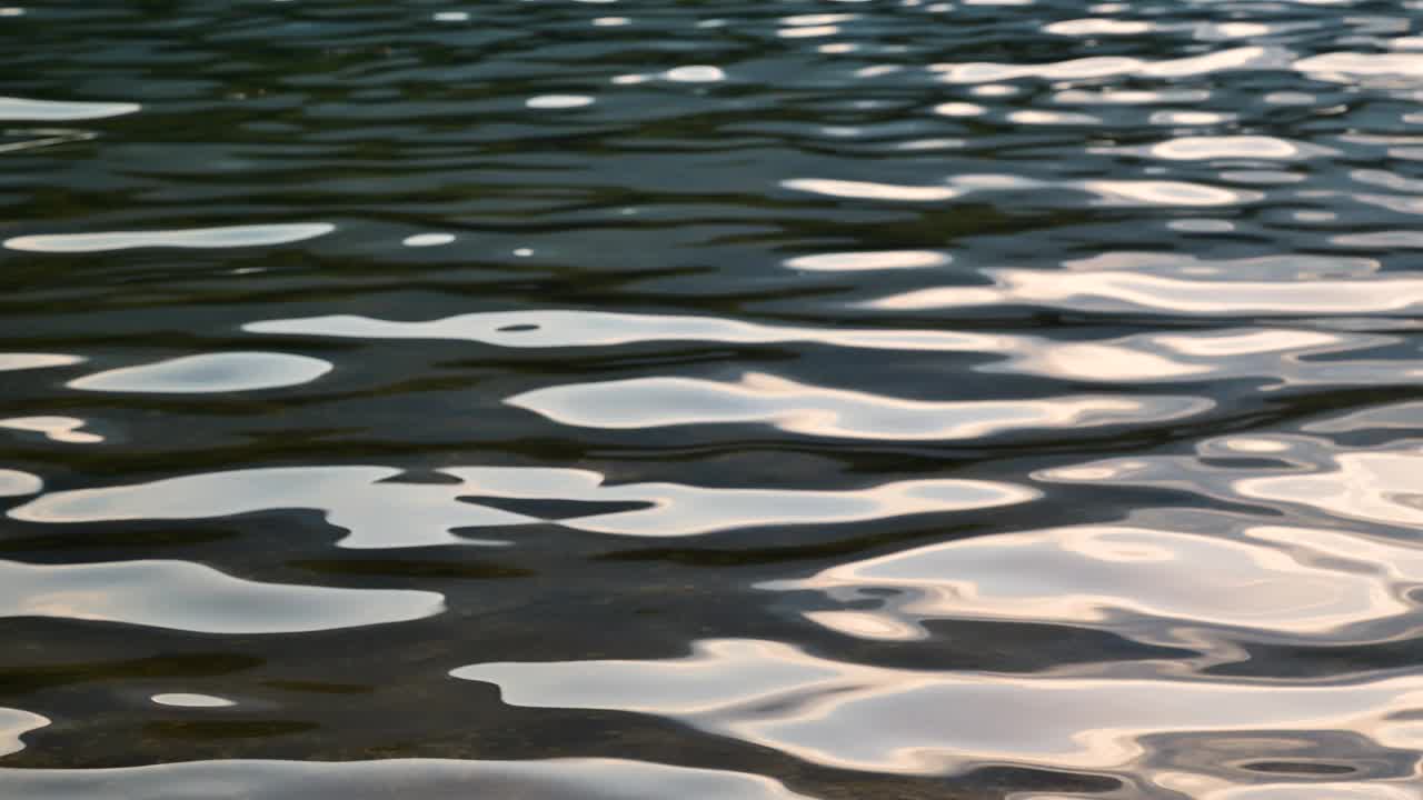阳光明媚的夏日午后，斯洛文尼亚特里格拉夫国家公园的博希尼湖平静的水面视频素材