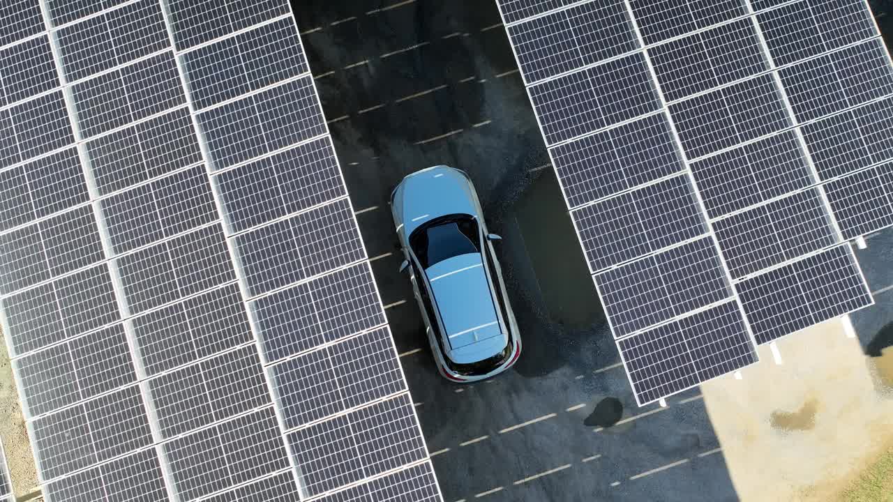 带有太阳能电池板的电动汽车充电站上方的4K航拍画面视频下载