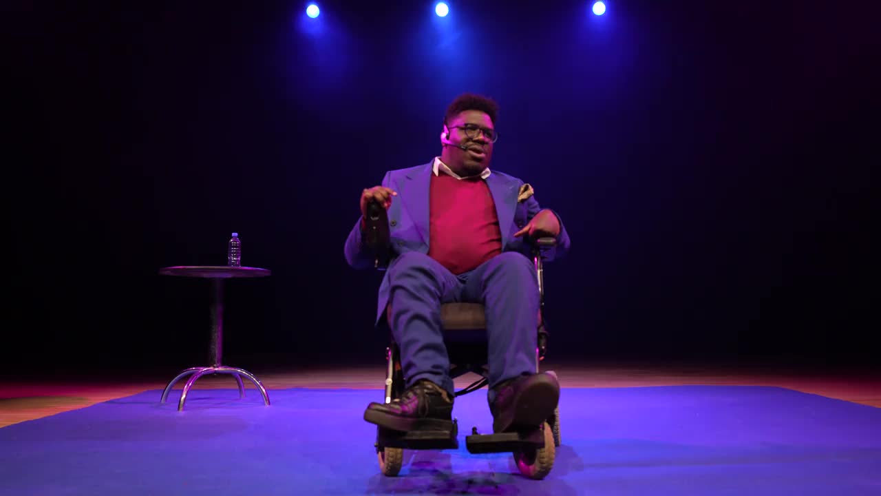 一个坐在轮椅上的人在会议上发表演讲视频下载