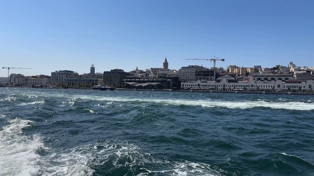 从船的后面沿河而上看土耳其的伊斯坦布尔视频素材