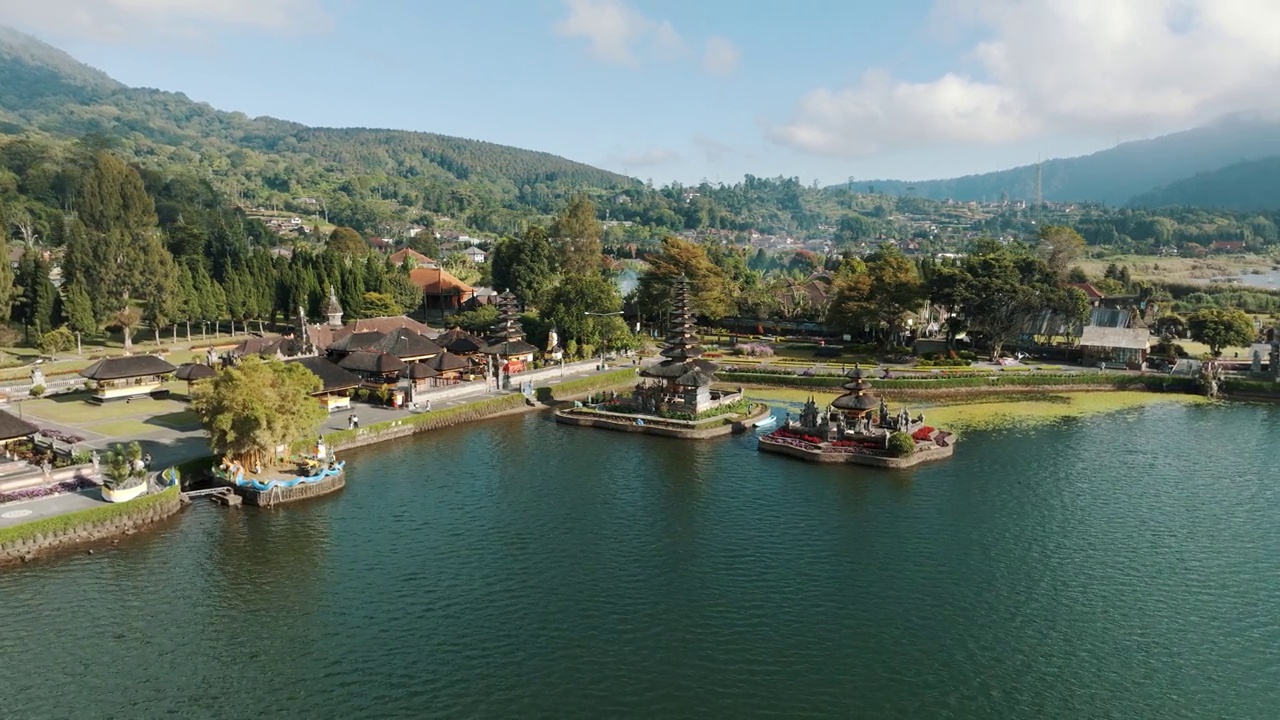 鸟瞰印尼巴厘岛Pura Ulun Danu Bratan神庙。湖上的普拉乌伦达努布拉坦印度教寺庙。视频下载