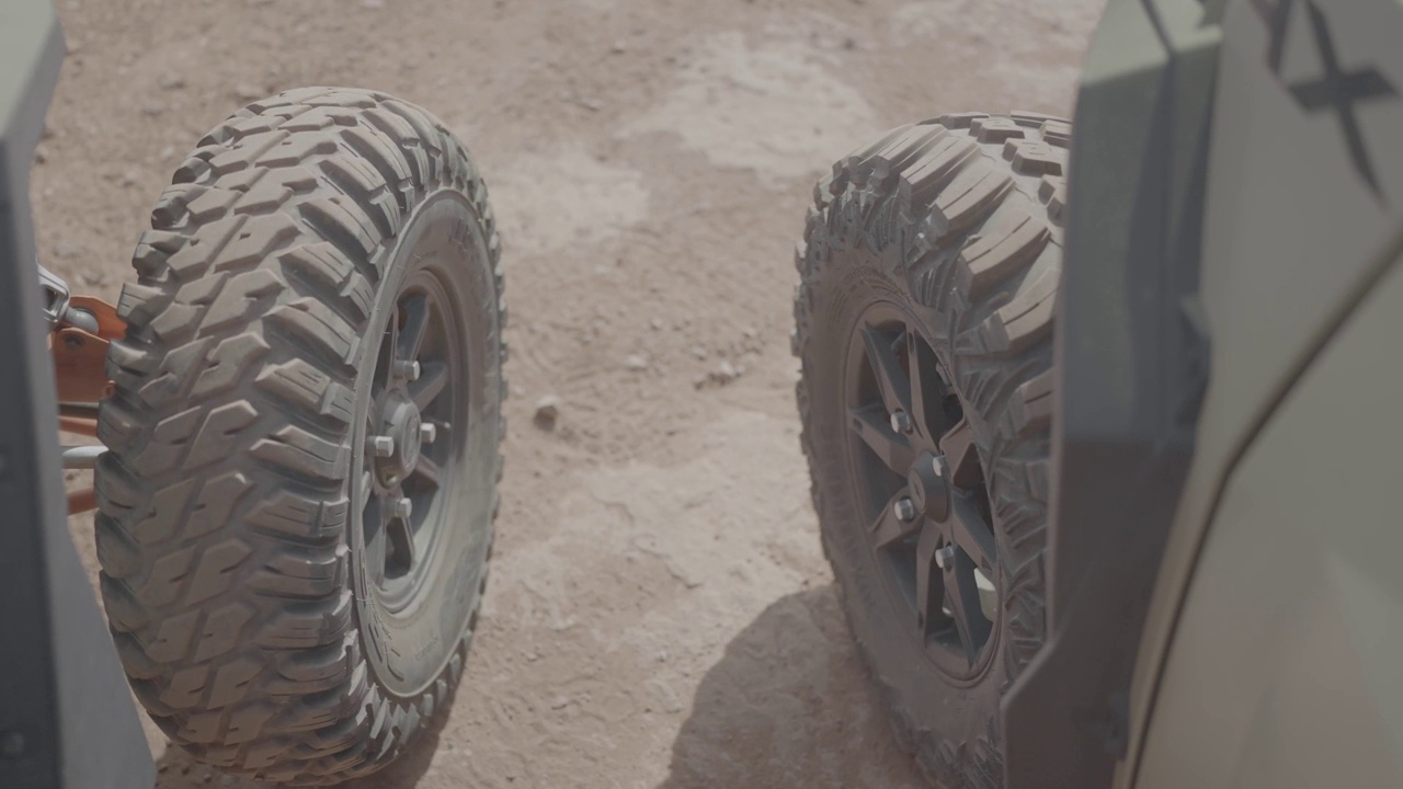 移动轮子，轮胎和越野，走在尘土中。视频下载