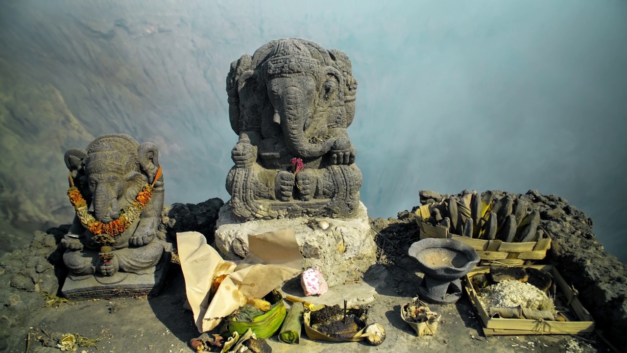 古老的甘尼萨石像矗立在Bromo火山的山顶上视频下载