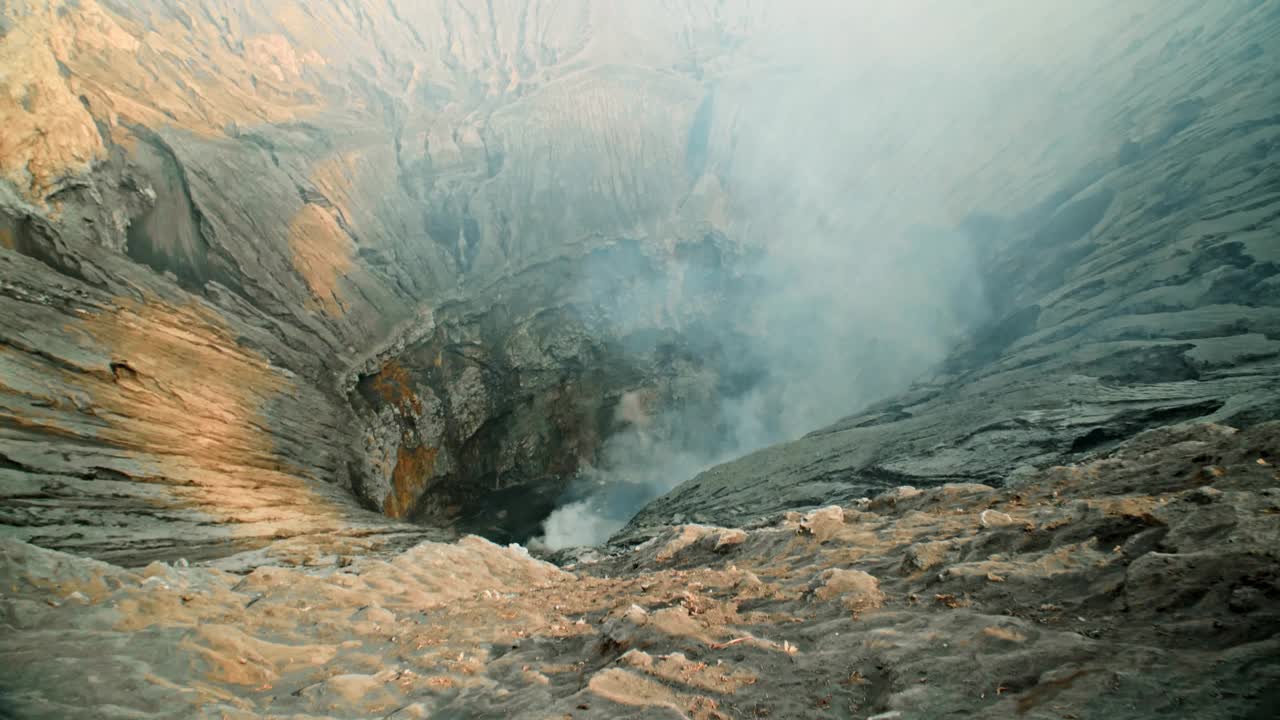 爪哇岛上冒着热气的活火山Bromo的视频视频下载