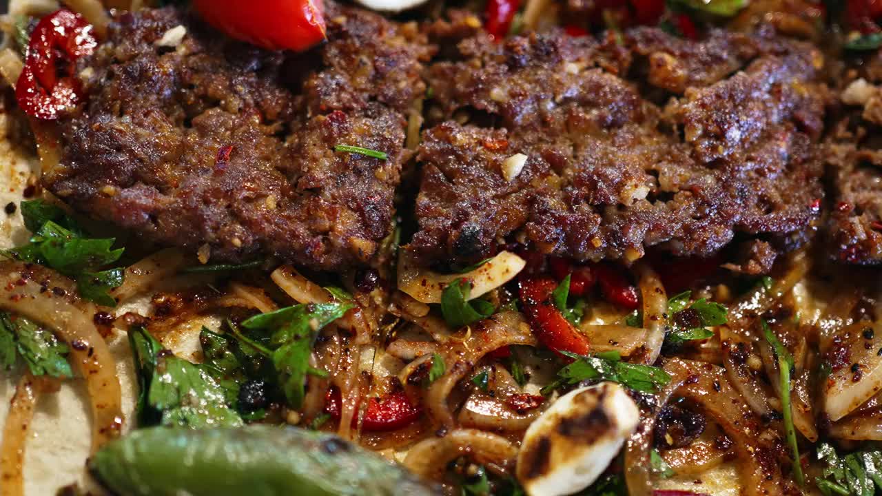 特写传统的土耳其阿达纳烤肉串准备在餐桌上吃视频素材