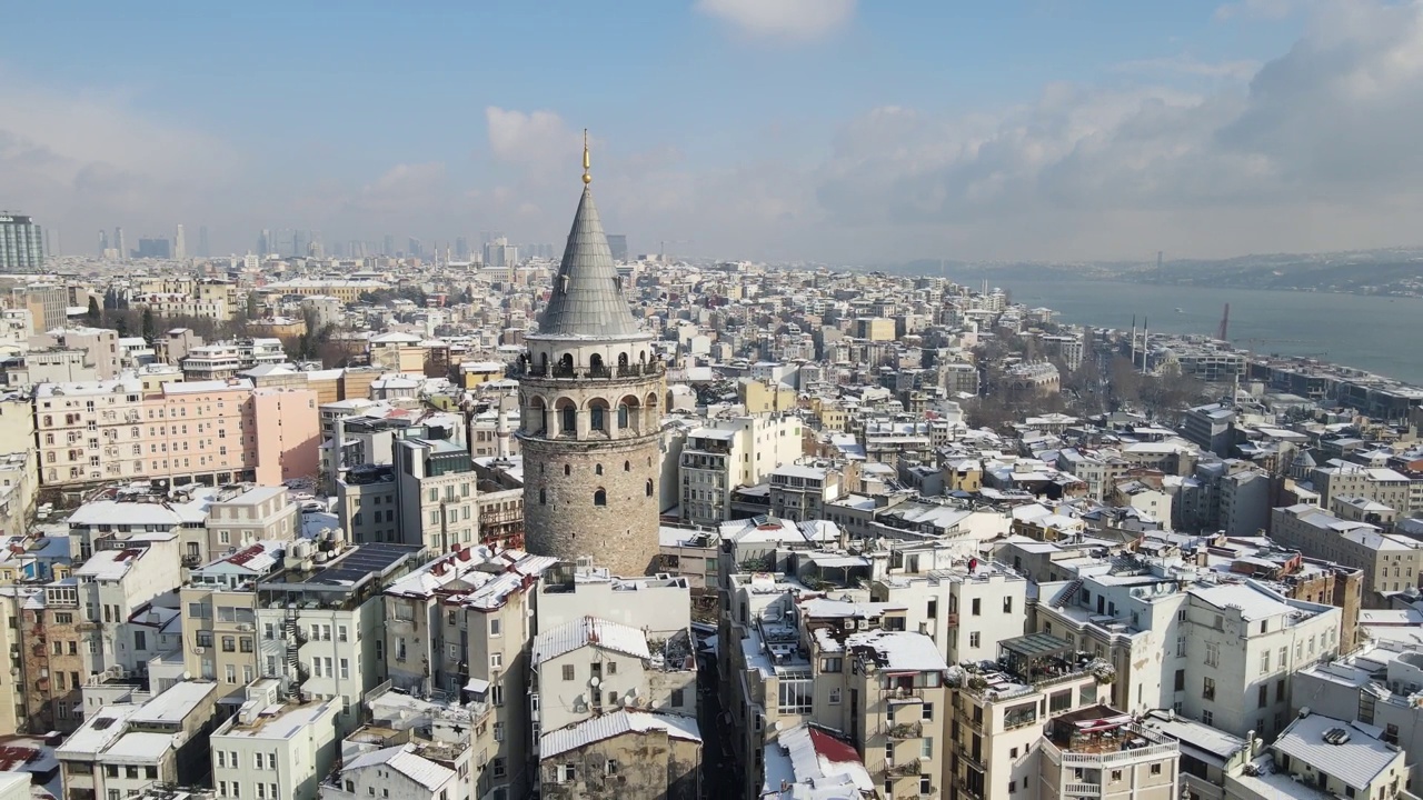 加拉塔在冬季无人机视频，加拉塔Beyoglu，伊斯坦布尔土耳其(土耳其)视频下载