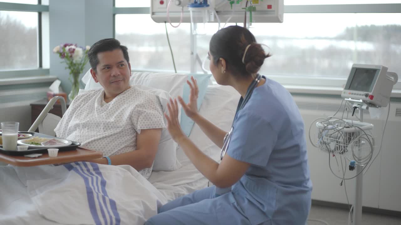 护士和病人坐在一起视频下载