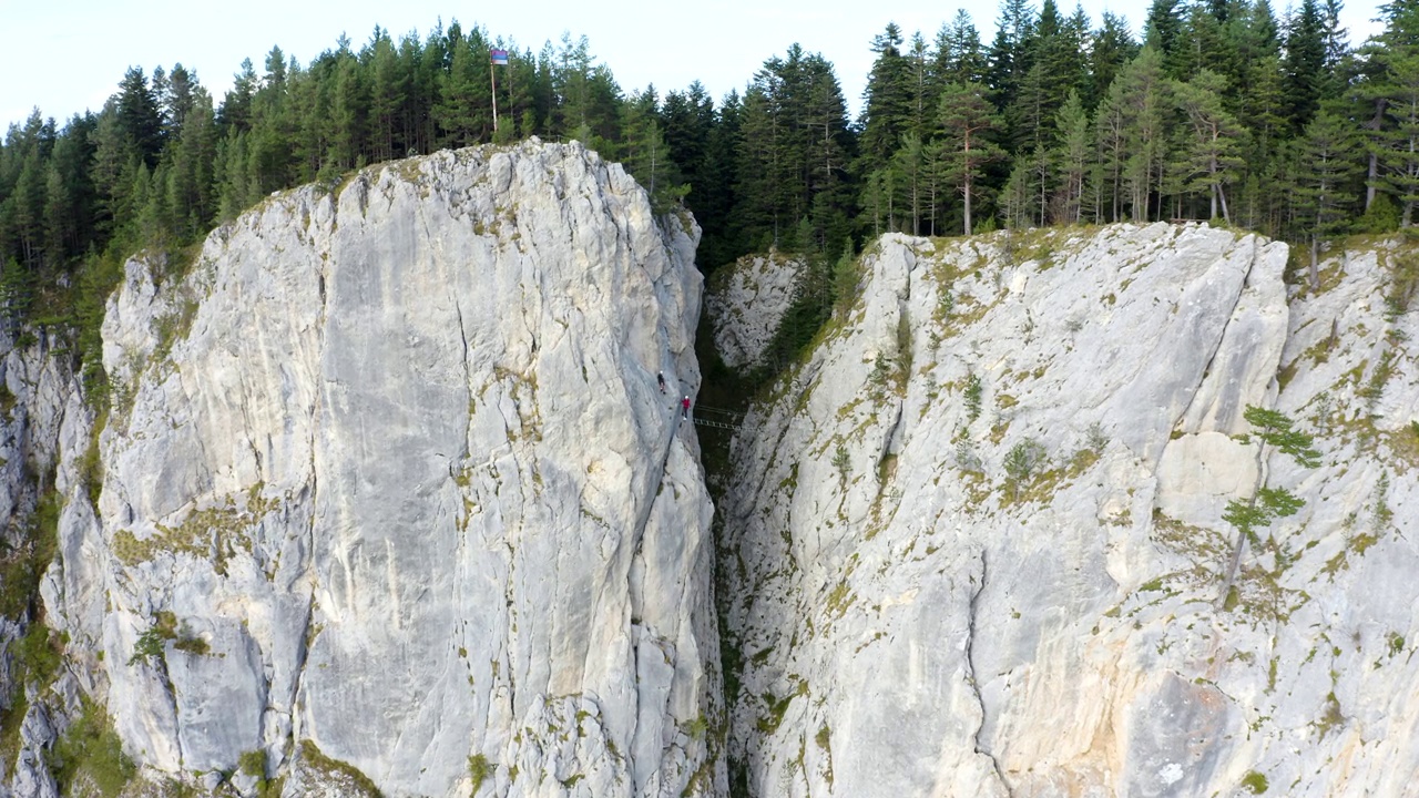 两名登山者登山，途经“红岩”峰的铁路石，视频下载