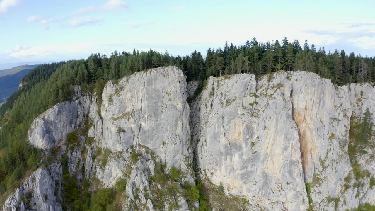 波斯尼亚和黑塞哥维那罗曼尼亚山“红岩”和岩石缝隙的看法视频下载