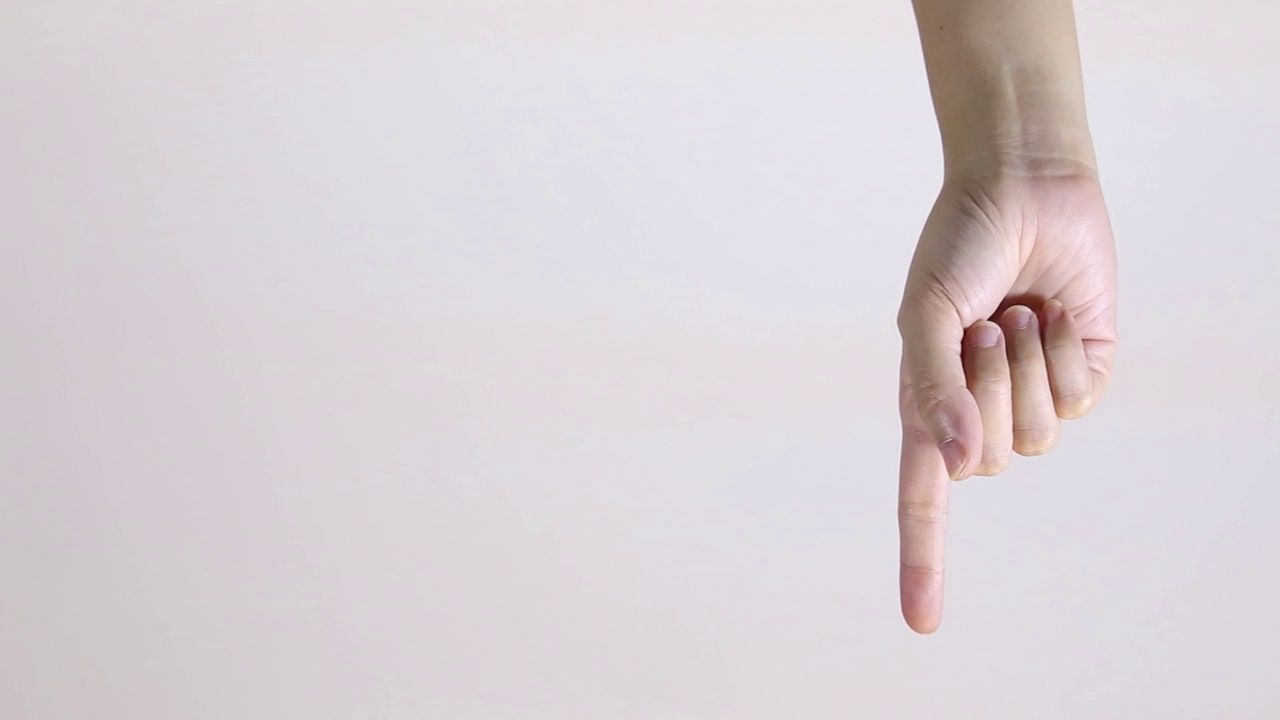 一只人的手指着白色的背景。视频下载