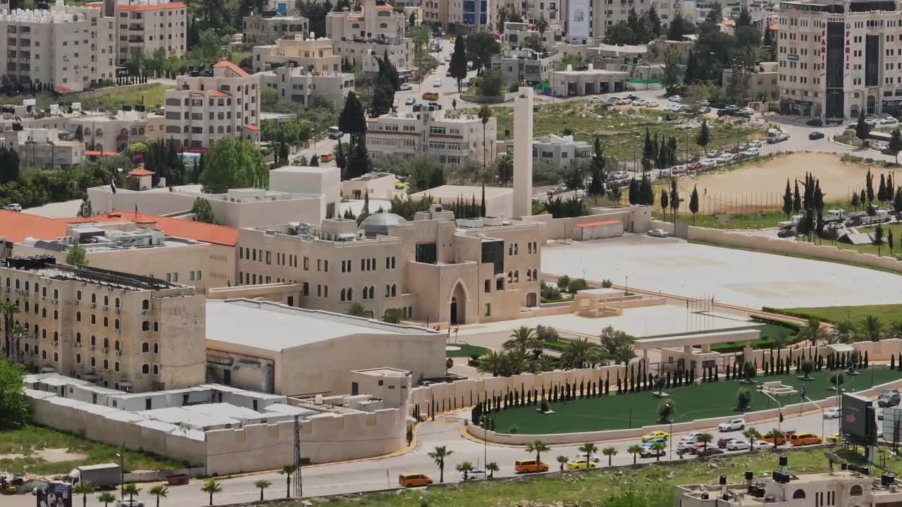 巴勒斯坦拉马拉市清真寺全景航拍图。视频下载