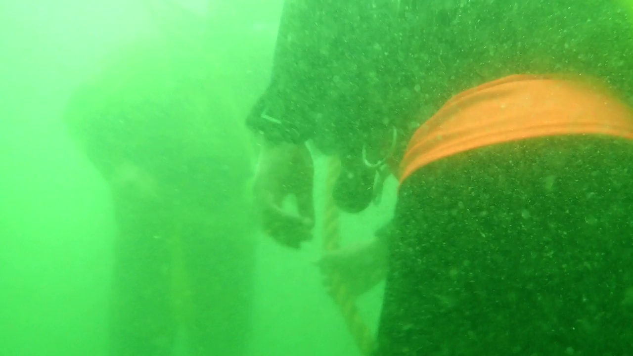 两名潜水员上升视频下载