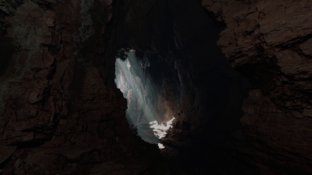 一个迷人的洞穴，一缕阳光从一个小开口射进来视频素材