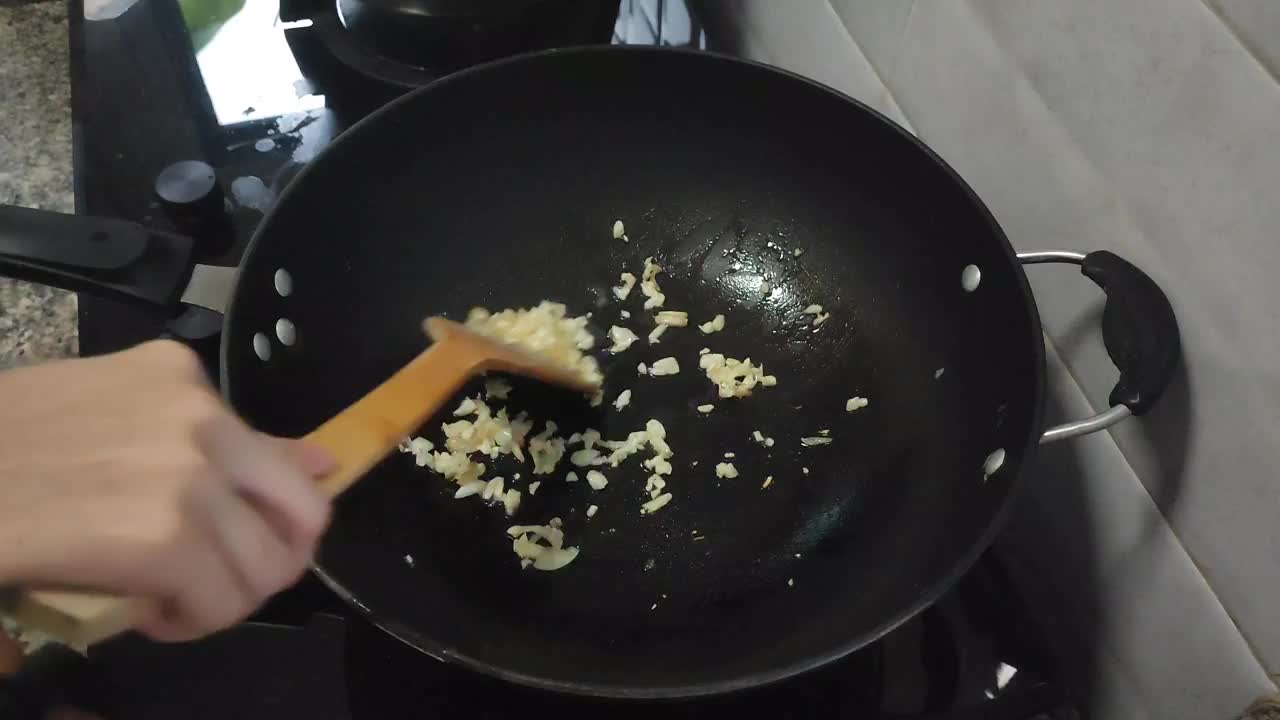 烹饪用热锅炒西兰花和虾，近距离食物的概念。视频下载