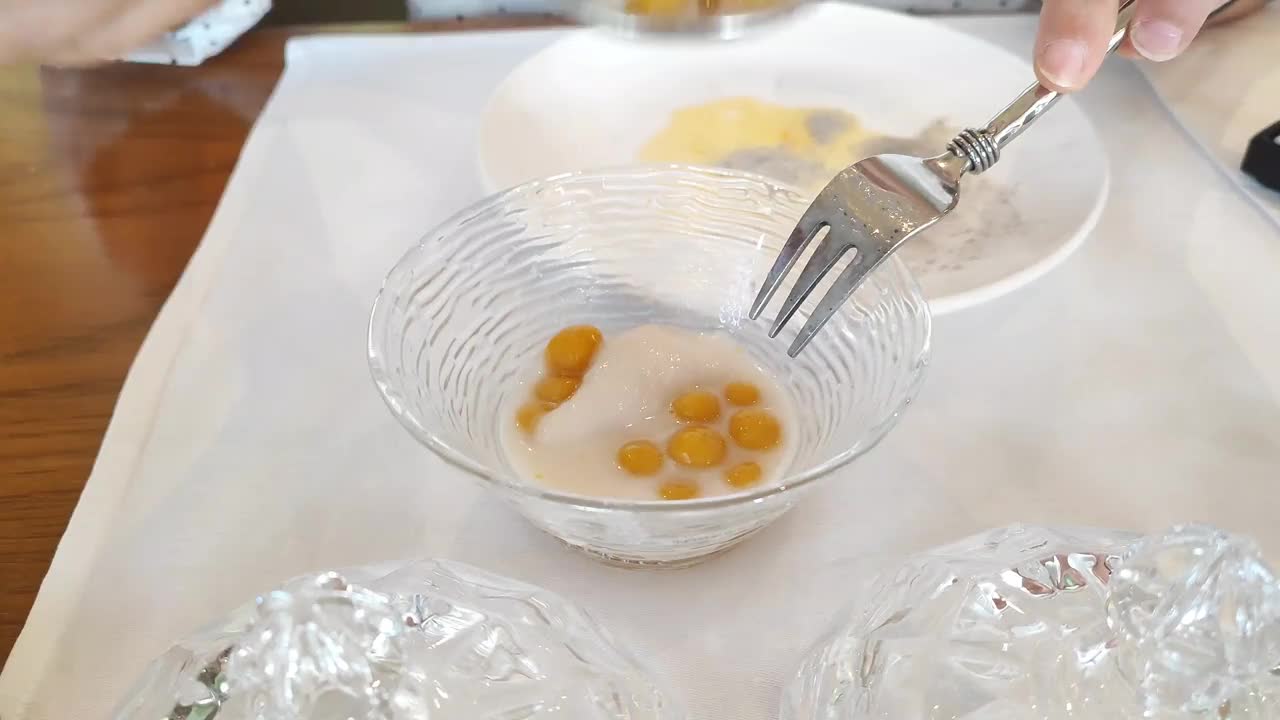 泰国传统的甜点叫Bualoy甜蛋。丸子由糯米粉、椰奶和糖混合而成。视频下载