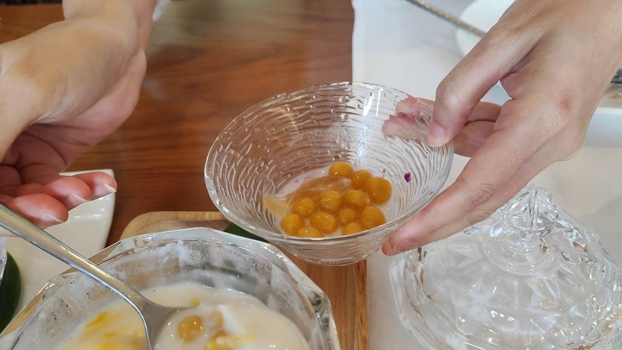 泰国传统的甜点叫Bualoy甜蛋。丸子由糯米粉、椰奶和糖混合而成。视频下载