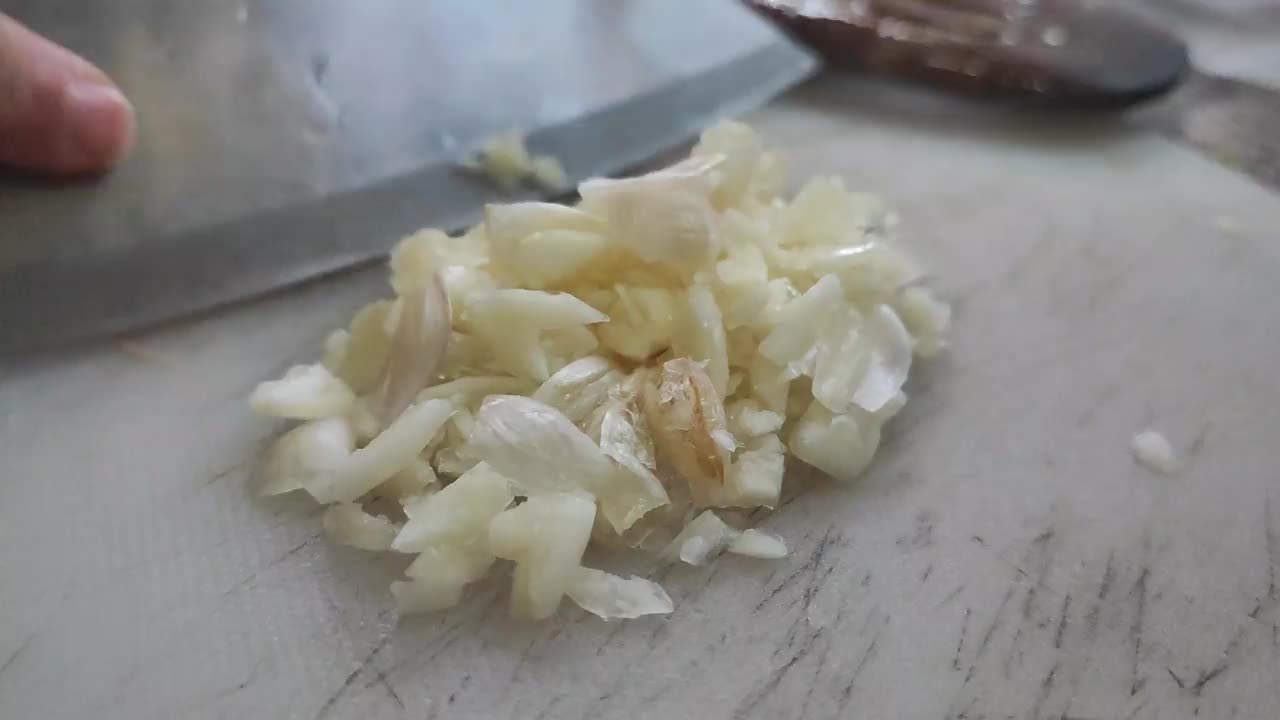在切菜板上切大蒜的过程视频下载