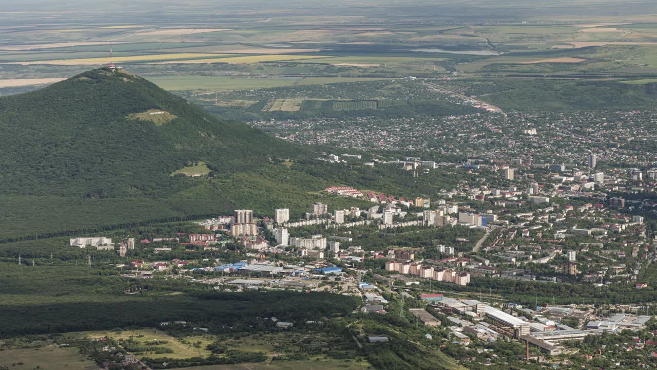 从别什陶山顶俯瞰皮亚季戈尔斯克城视频下载