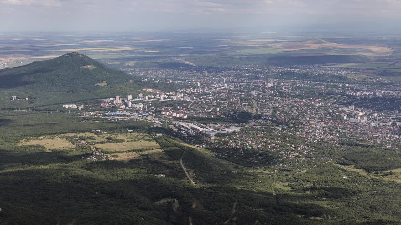 从别什陶山顶俯瞰皮亚季戈尔斯克城视频下载