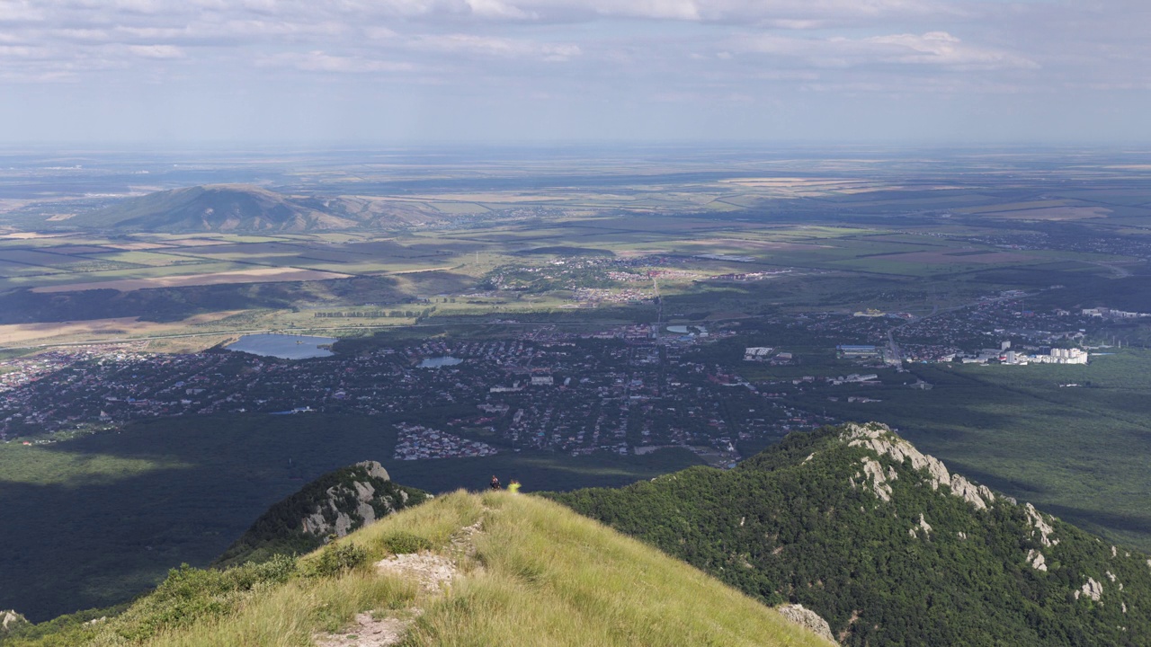 从贝什陶山顶俯瞰伊诺泽姆采沃市视频下载