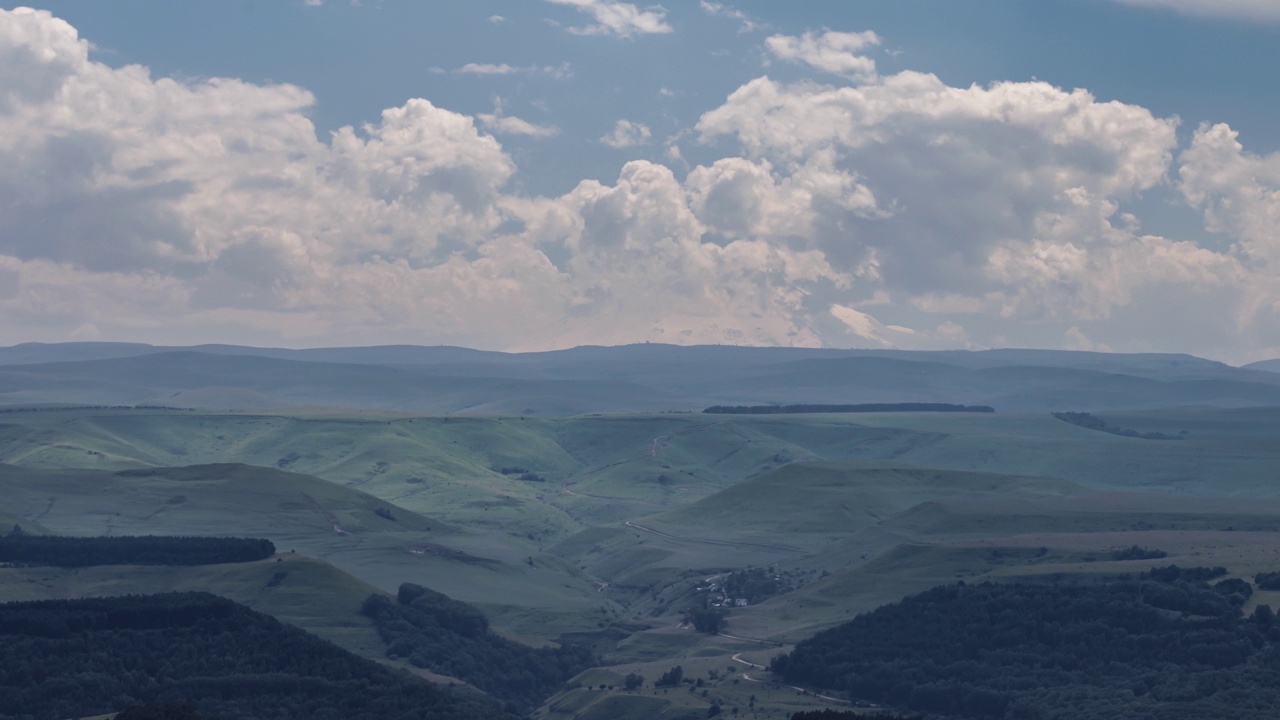 白天云中厄尔布鲁士山的景色视频下载