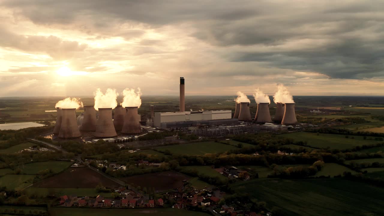 一个大型燃煤发电站日落时的4k鸟瞰图视频素材