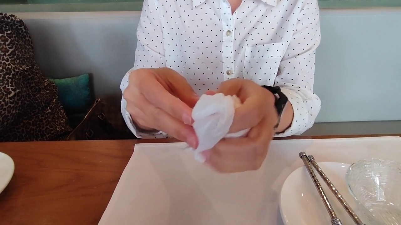 女人用湿毛巾擦手视频下载
