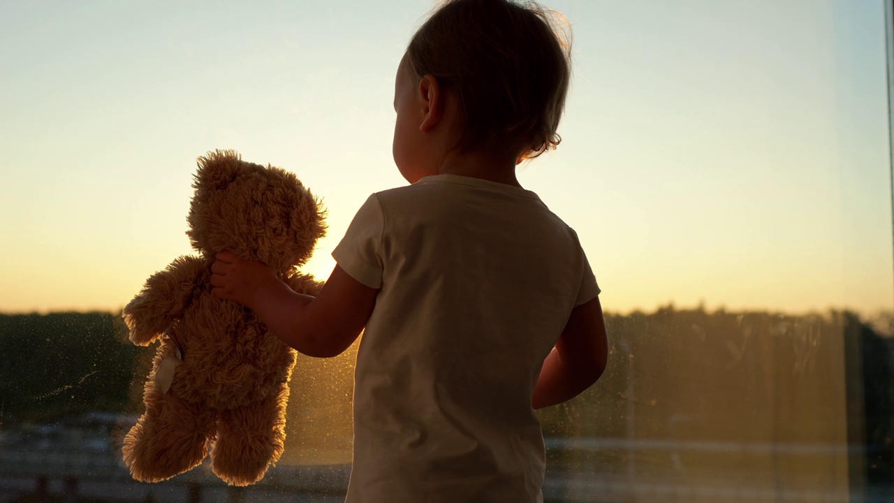 小女孩透过窗户看到太阳，看到玩具熊视频下载