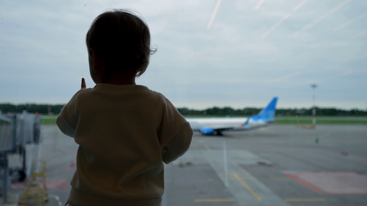 孩子站在窗前望着下飞机视频下载