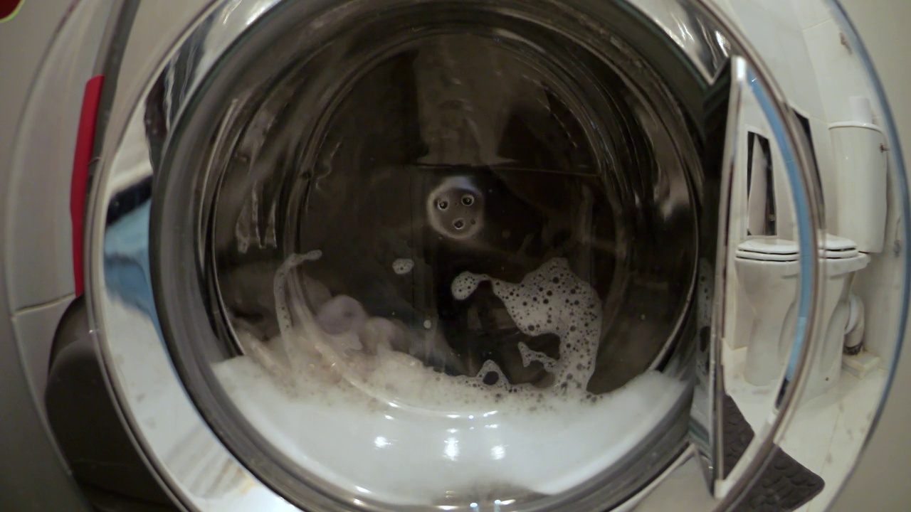 在家里用洗衣机洗肥皂时填充泡沫视频下载