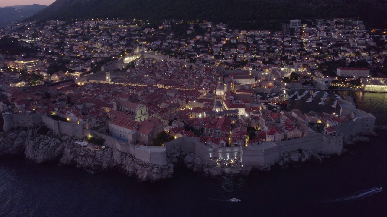 杜布罗夫尼克古城黄昏鸟瞰图，克罗地亚，与海岸线的看法视频素材