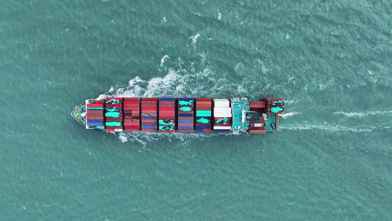 航拍俯视图，货船装载集装箱，在国际海港附近运行，用于出口。货代桅杆视频素材