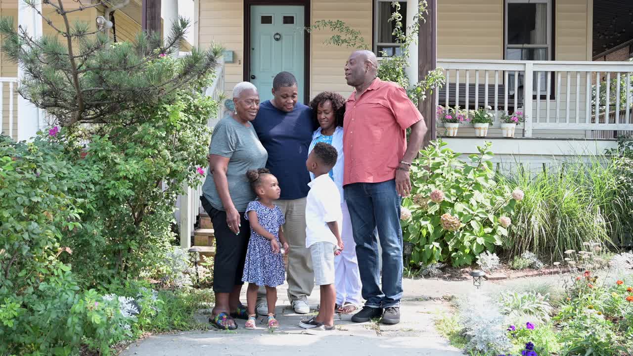 黑人家庭成员在摆姿势拍照时交谈视频下载