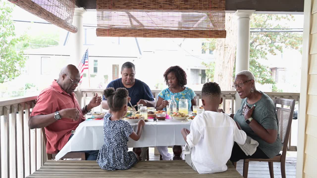 洛克威海滩家庭在户外享受节日大餐视频下载