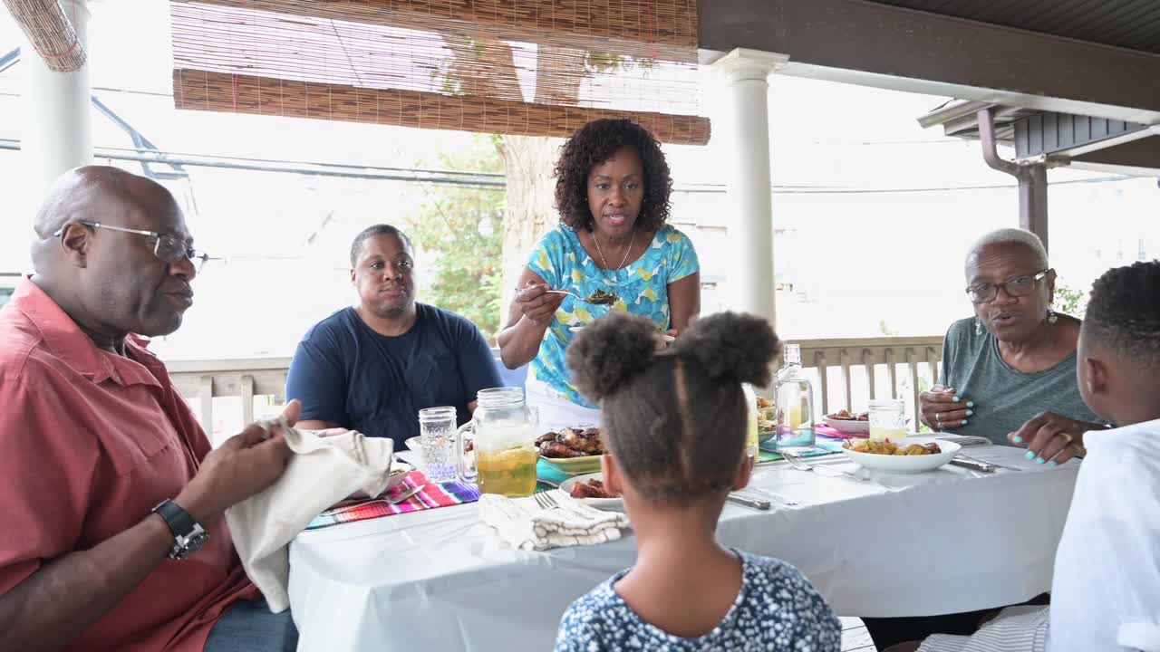 美国黑人家庭在户外享受夏日大餐视频下载
