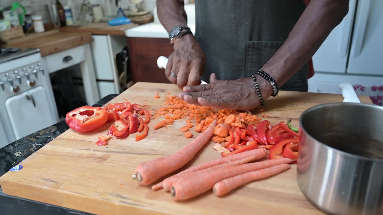 非裔美国家庭厨师切胡萝卜视频下载