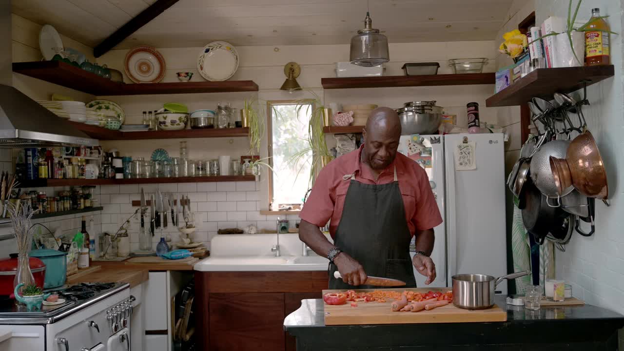 家庭厨师切胡萝卜在舒适的家庭厨房视频下载