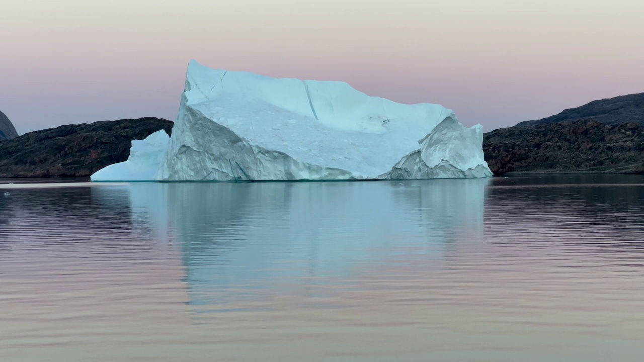 日落后，巨大的冰山在Ø峡湾漂流，倒影完美。Scoresbysund,格陵兰岛。视频下载