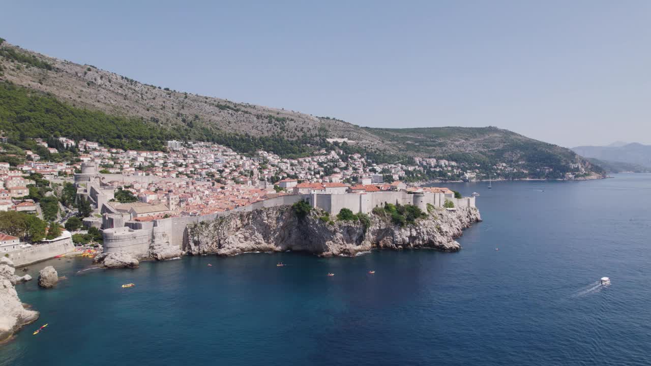 航拍-杜布罗夫尼克，克罗地亚:沿海悬崖，老城区，亚得里亚海全景视频素材