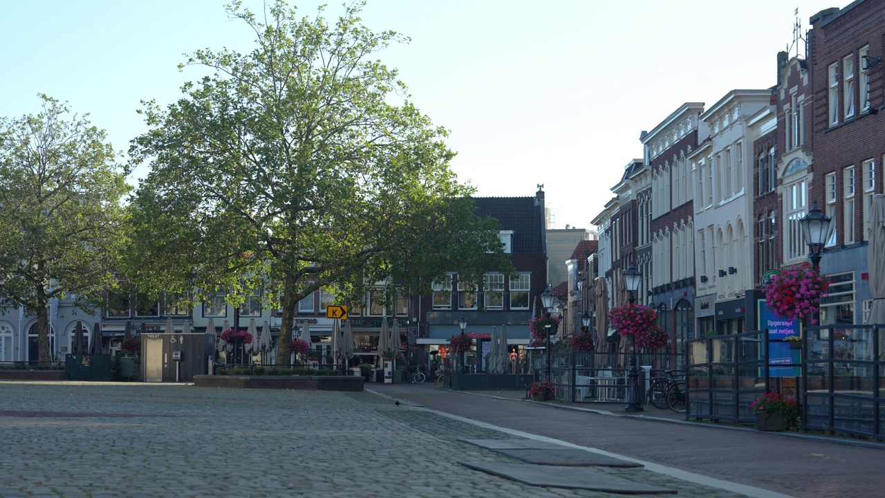 荷兰具有典型荷兰建筑风格的豪达市场广场。静态的照片视频下载