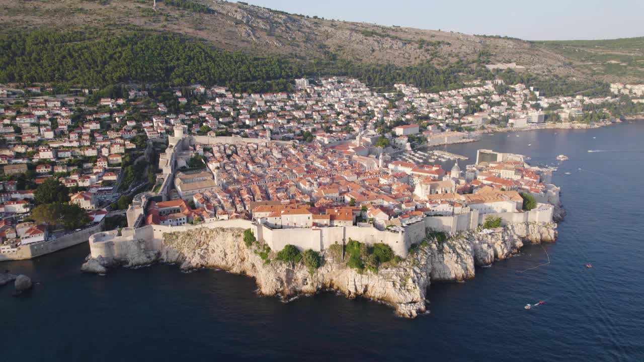 克罗地亚，杜布罗夫尼克:从空中俯瞰历史悠久的老城区、海岸线和亚得里亚海视频素材